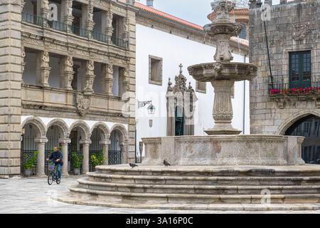 Portugal, nördliche Region, Viana do Castelo, Etappe auf dem portugiesischen Küstenweg, einer der Wege in Richtung Santiago de Compostela, Praca da Republica, Brunnen aus dem 16. Jahrhundert und Santa Casa da Misericordia auf der linken Seite Stockfoto