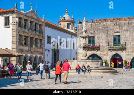 Portugal, nördliche Region, Viana do Castelo, Bühne auf dem portugiesischen Küstenweg, einer der Wege in Richtung Santiago de Compostela, Praca da Republica, Brunnen aus dem 16. Jahrhundert vor dem ehemaligen Rathaus und Santa Casa da Misericordia Stockfoto