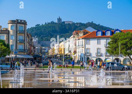 Portugal, nördliche Region, Viana do Castelo, Etappe auf dem portugiesischen Küstenweg, einer der Wege in Richtung Santiago de Compostela, Praca da Liberdade, dem Heiligtum des Heiligen Herzens Jesu im Hintergrund Stockfoto