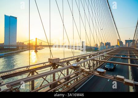 USA, New York State, New York City, Blick von der Brooklyn Bridge über die Manhattan Bridge bei Sonnenaufgang Stockfoto