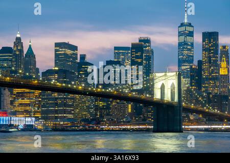 USA, New York State, New York City, Blick auf den Manhattan Financial District von Brooklyn mit der Brooklyn Bridge Stockfoto