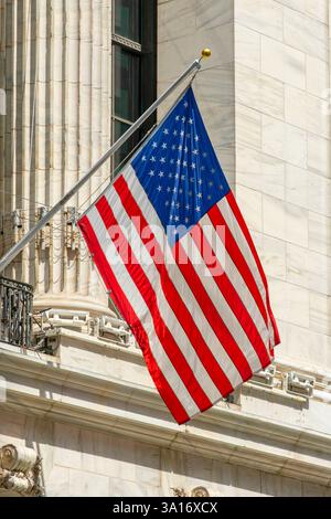 Vereinigte Staaten, Bundesstaat New York, New York City, Manhattan, Financial District, die Börse: amerikanische Flagge an der Börse Stockfoto
