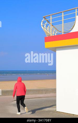 Frankreich, Calvados, bei Caen, Côte de Nacre, Ouistreham, Küstenpfad am Strand entlang Stockfoto