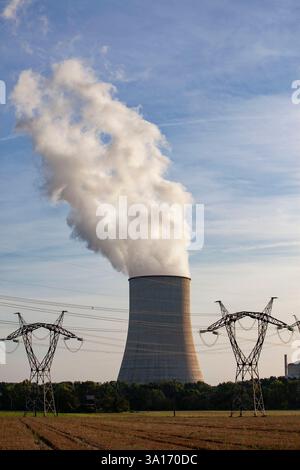 Frankreich, Tarn et Garonne, Golfech, Kernkraftwerk, einer der Kühltürme und Strommasten, die die Leiter für eine Hochspannungsleitung tragen Stockfoto