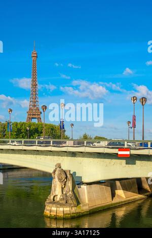 Frankreich, Paris, Pont de l'Alma, Zouave und Eiffelturm Stockfoto