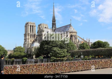 PARIS, FRANKREICH - 13. MAI 2015: Dies ist ein Blick auf Notre Dame de Paris mit der Arsheveshe-Brücke. Stockfoto