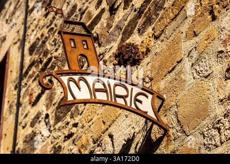 Frankreich, Aveyron, Najac, beschriftete die schönsten Dörfer Frankreichs, schmiedeeisernes Schild auf dem Giebel des Rathauses Stockfoto