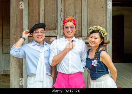 Vietnam, Upper Tonkin, Provinz Ha Giang, Ha Giang Loop oder Ha Giang Loop, Sa Phin, ehemaliger Palast der Hmong Könige: Vuong Chinh Duc, junge Vietnamesen Stockfoto