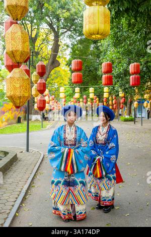 Vietnam, Hanoi, Stadtzentrum, Thang Long Zitadelle, junge Frau in traditionellem kaiserlichem Outfit Stockfoto