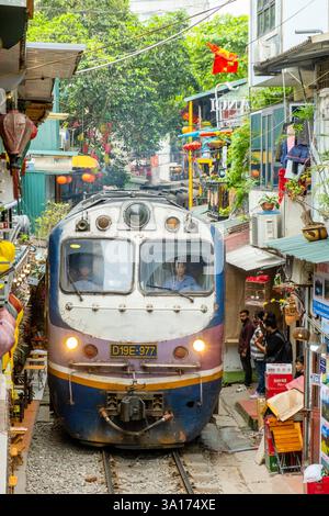 Vietnam, Hanoi, das alte französische Kolonialviertel, Train Street, lange enge Straße, in der der Zug zwischen Häusern und Cafés fährt Stockfoto
