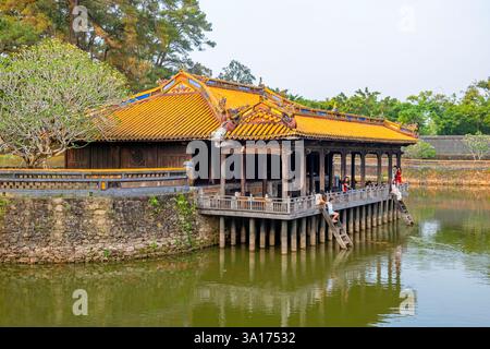 Vietnam, Zentrum, Thua Thien Hue Provinz, Hue, die Kaiserlichen Gräber, die von der UNESCO zum Weltkulturerbe erklärt wurden, das Tu Duc Grab, der Jung Khiem Pavillon am Rande des Luu Khiem Sees Stockfoto