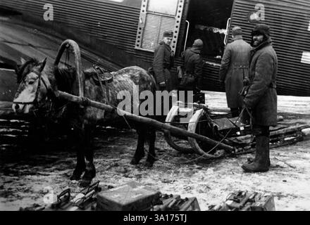 Panjeschlitten holt die transportierten Güter von einem Junkers Ju 52 ab. Foto: Kling [automatisierte Übersetzung] Stockfoto