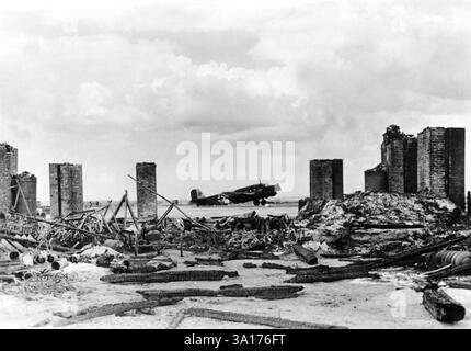 Transport Ju 52 auf dem eroberten Flugplatz Pruzana (Pruschany, heute Weißrussland) im zentralen Abschnitt der Ostfront. Foto: Stöpfgeshoff Stockfoto
