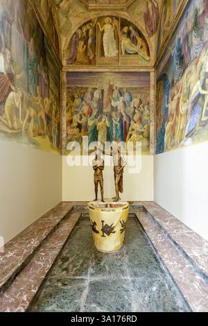 Italien, Sizilien, Ragusa, Stadt, die von der UNESCO zum Weltkulturerbe erklärt wurde, Kathedrale des Heiligen johannes des Täufers (Cattedrale di San Giovanni Battista) im 18. Jahrhundert im Barockstil erbaut Piazza (Platz) San Giovanni in Ragusa Superiore (Hochstadt), Kapelle des Baptisteriums, Fresko des Malers Salvatore Cascane im Jahr 1954, Gruppe von Bronzestatore, die Taufe unseres Herrn Cappelo aus dem Bildhauer 1955 Stockfoto