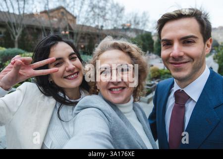 Glückliche Familie macht ein Selfie im Freien und macht Siegeszeichen Stockfoto