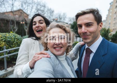 Glückliche Familie, die ein Selfie im Freien in urbaner Umgebung macht Stockfoto