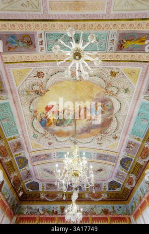Italien, Sizilien, Noto, Barockstadt, die von der UNESCO zum Weltkulturerbe erklärt wurde, der Palazzo nicolaci di Villadorata in der Straße Corrado nicolaci, erbaut von dem Architekten Rosario Gagliardi (1720), erbaut von seinen Studenten Vincenzo Sinatra im Jahr 1765, Fresko an der Decke des Salone delle fest (Ballsaal), das eine Allegorie von Apollon auf seinem Wagen auf der Jagd auf der Aurora darstellt, eine Kopie des Originals Kopie des Originals Stockfoto