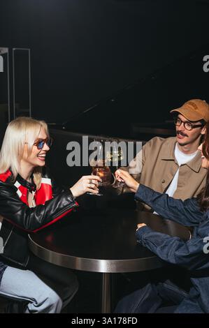 Gruppe von Freunden in einem Café mit Wein Stockfoto
