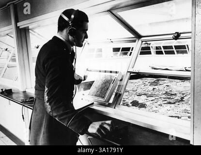 Battle of Britain: On the Haskard Range, einem von Colonel Haskard entwickelten Gerät, trainiert ein Beobachter, um Ziele mithilfe großformatiger Fotos zu erkennen. [Automatisierte Übersetzung] Stockfoto
