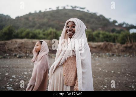 Schwarze Familie spazieren auf dem Land bedeckter Tag schwangere Mutter Mädchen Stockfoto
