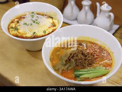Zwei Schüsseln Ramen an einem Restauranttisch in Tokio, Japan, Asien Stockfoto