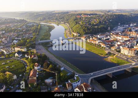 Luftaufnahme stromaufwärts der Elbe mit Eisenbahnbrücke und alter Elbbrücke, Schloss Siebeneichen und Elbe, Meißen, Sachsen, Deutschland, Europa Stockfoto