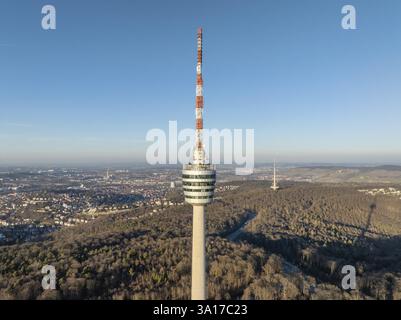 Aus der Vogelperspektive auf den 216,6 Meter hohen Stuttgarter Fernsehturm, Aussichtsturm, Restaurant, Radiosender, Touristenattraktion und historische La Stockfoto