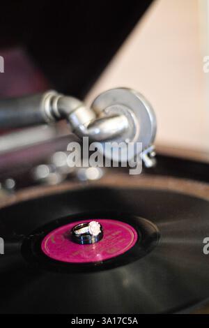 Eheringe auf einer Vintage-Schallplatte in einem Gramophon platziert Stockfoto