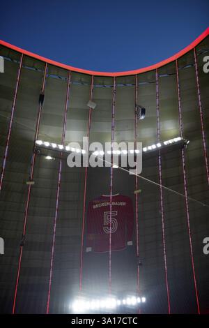 Überlebensgroßes Trikot von Franz Beckenbauer mit Trikot Nummer 5 hängt im Tribüne Dach der Südkurve, beleuchtet, blaue Stunde, UEFA Champio Stockfoto
