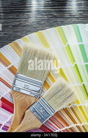 Farbpinsel für pantone-Fächer auf Holzbrett, Draufsicht Stockfoto