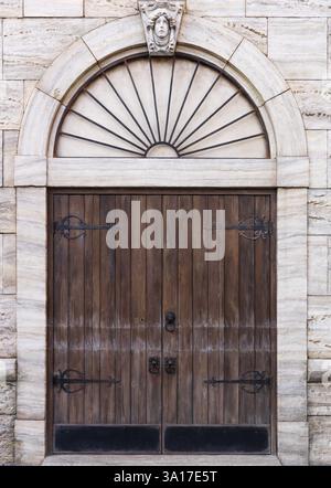 Alte Holztür des venezianischen Gebäude, architektonische Detail Textur Stockfoto