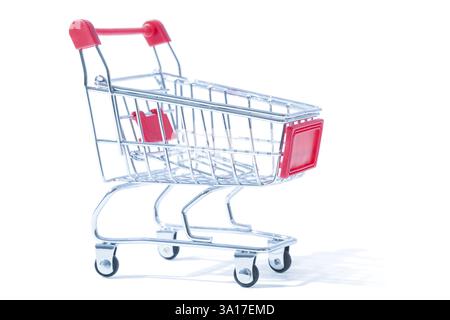 Mini-Einkaufswagen isoliert auf weiß Stockfoto