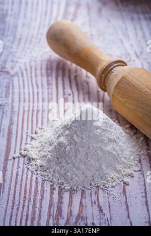 Griff aus Holzrollstift und Mehl auf Vintage-Brett Stockfoto