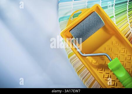 Farbsammler Farbwalze auf weißer Oberfläche Stockfoto