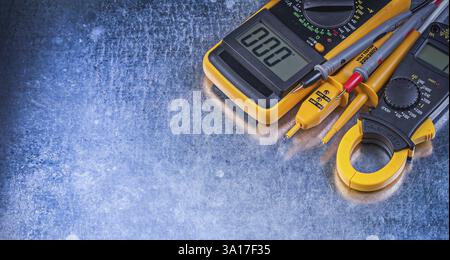 Digitales Amperemeter, elektrisches Multimeter auf metallischem Hintergrund Stockfoto