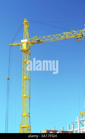 Schließen Sie u (p Ansicht auf Kran im Himmel Stockfoto