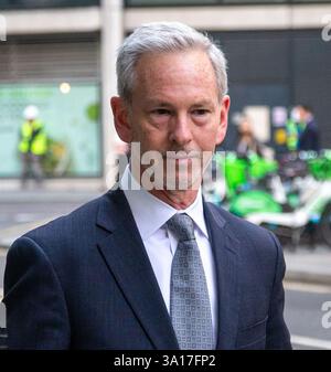 London, England, Großbritannien. März 2025. BOB HOYT, Group Chief Legal Officer bei HSBC Holdings Plc, kommt im Rolls Building an, ALS ehemaliger CEO von Barclays JES STALEY sein Verbot aus der britischen Finanzbranche wegen seiner Freundschaft withÂ Jeffrey Epstein vor Gericht anfechtet. (Kreditbild: © Tayfun Salci/ZUMA Press Wire) NUR REDAKTIONELLE VERWENDUNG! Nicht für kommerzielle ZWECKE! Stockfoto
