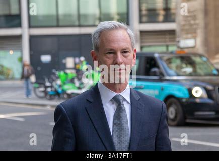 London, England, Großbritannien. März 2025. BOB HOYT, Group Chief Legal Officer bei HSBC Holdings Plc, kommt im Rolls Building an, ALS ehemaliger CEO von Barclays JES STALEY sein Verbot aus der britischen Finanzbranche wegen seiner Freundschaft withÂ Jeffrey Epstein vor Gericht anfechtet. (Kreditbild: © Tayfun Salci/ZUMA Press Wire) NUR REDAKTIONELLE VERWENDUNG! Nicht für kommerzielle ZWECKE! Stockfoto