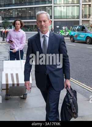 London, England, Großbritannien. März 2025. BOB HOYT, Group Chief Legal Officer bei HSBC Holdings Plc, kommt im Rolls Building an, ALS ehemaliger CEO von Barclays JES STALEY sein Verbot aus der britischen Finanzbranche wegen seiner Freundschaft withÂ Jeffrey Epstein vor Gericht anfechtet. (Kreditbild: © Tayfun Salci/ZUMA Press Wire) NUR REDAKTIONELLE VERWENDUNG! Nicht für kommerzielle ZWECKE! Stockfoto