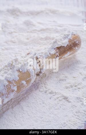 Nahansicht der hölzernen Nudel auf weißem natürlichem Mehl Essen und Trinken Konzept Stockfoto