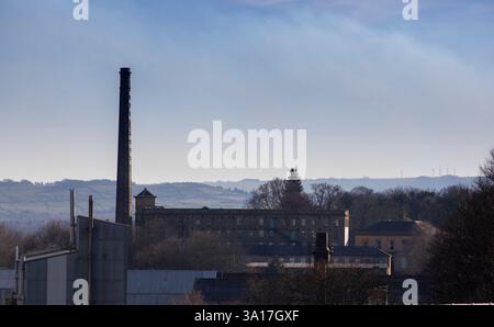 Shaw Lodge Mills, Halifax, West Yorkshire, wurde von John Holdsworth gebaut, dessen Familie Textilhersteller und Händler waren, die sich auf Kammtuch spezialisiert hatten und 1851 eine Medaille bei der Great Exhibition gewann. Als das maschinelle Spinnen Wirklichkeit wurde, baute die Familie 1830 Mühlen, darunter auch Shaw Lodge. Der erste Webstuhl wurde hier 1844 ins Leben gerufen. Stockfoto