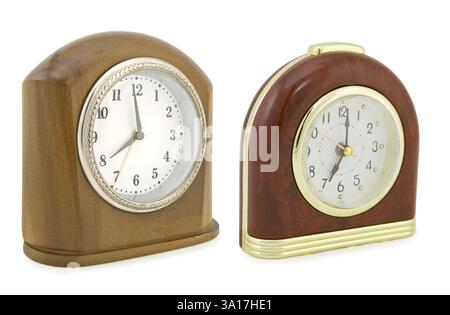 Zwei Uhr isoliert auf einem weißen Hintergrund Holz Stockfoto