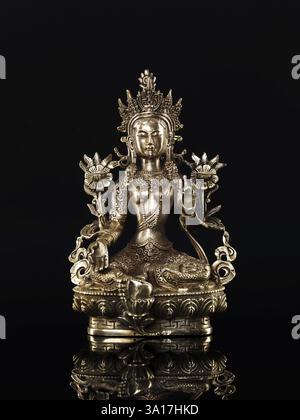 Grüne Tara-Statue buddhistische Göttin des Mitgefühls. Isoliert auf schwarzem Hintergrund Stockfoto
