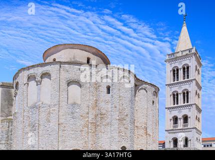 Stadtbild von Zadar, Kroatien: Blick auf den Glockenturm der Kathedrale Saint Anastasia und der Kirche Saint Donatus. Stockfoto