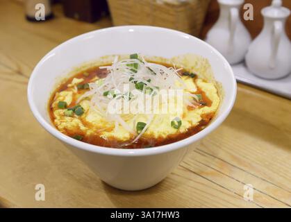 Schüssel Ramen auf einem Restauranttisch in Tokio, Japan, Asien Stockfoto