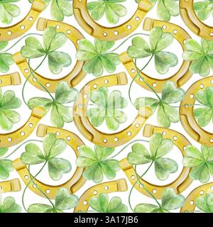 Grüne Kleeblätter und goldenes Hufeisen, nahtloses Muster. Symbole des St. Patricks Day Feiertags. Handgezeichnete Aquarellillustration. Für Grußkarte Stockfoto