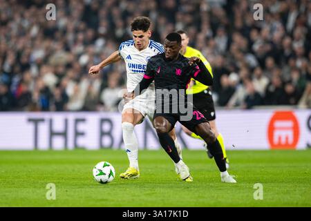 Kopenhagen, Dänemark. März 2025. Moises Caicedo (25) von Chelsea FC und Amin Chiakha (19) vom FC Kopenhagen beim Spiel der UEFA Conference League zwischen dem FC Kopenhagen und Chelsea FC in Parken in Kopenhagen. Stockfoto