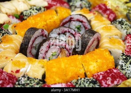 Sushi mit Lachs, Gurke und Reh. Variation der Rollen in Nahaufnahme Stockfoto