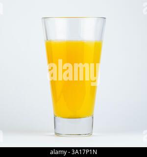 Frisch gepresster Orangensaft in einem klaren Glas. Hochwertige Fotos Stockfoto