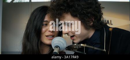 TIMOTHEE CHALAMET und MONICA BARBARO in A COMPLETE UNKNOWN (2024), Regie: JAMES MANGOLD. Quelle: Range Media Partner / The Picture Company / Album Stockfoto